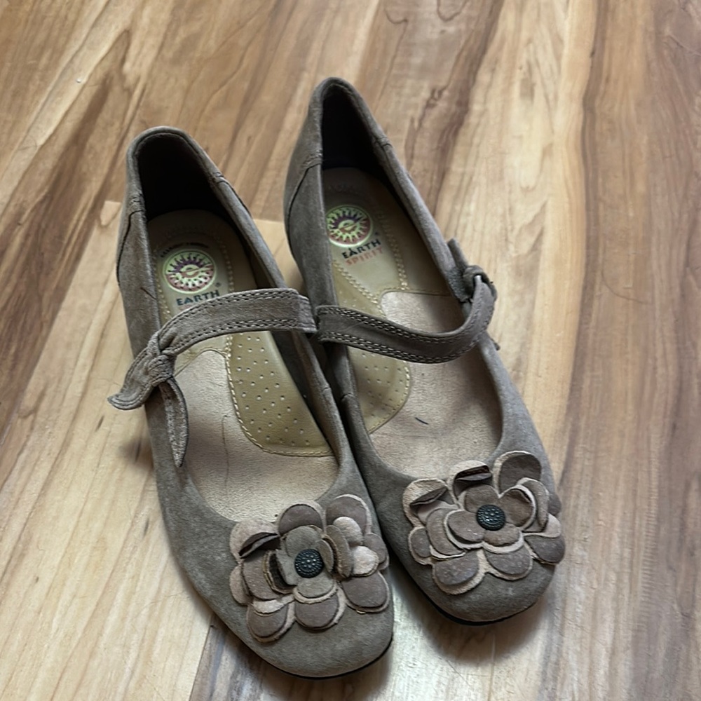 Earth Women's Tan Mary Jane Shoes